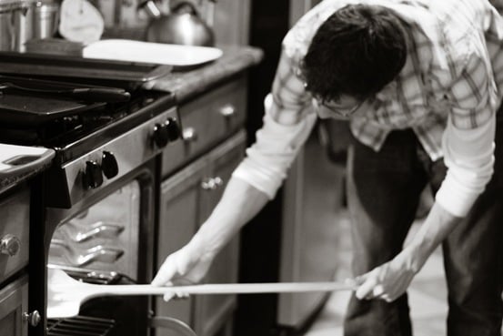 Man using pizza peel