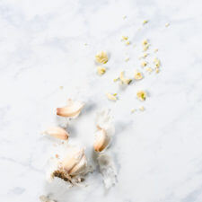 How to Mince Garlic-image