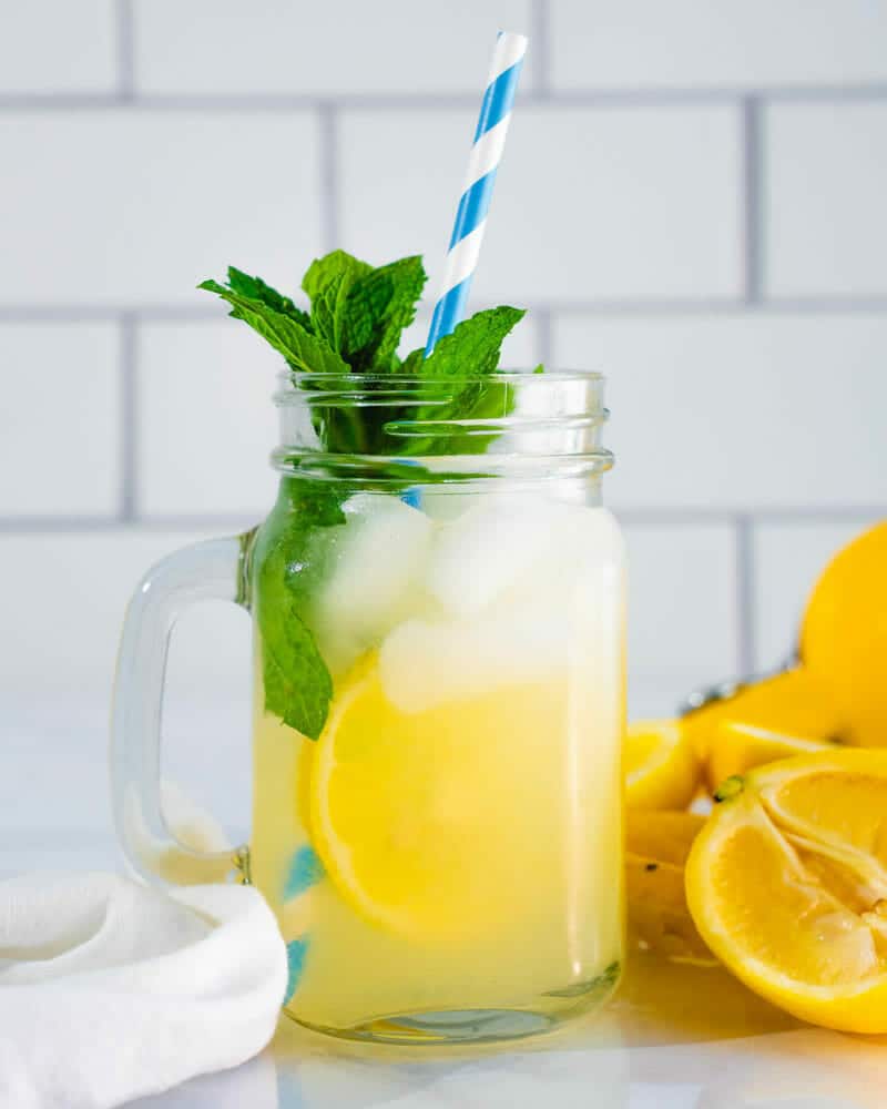 Fresh Lemonade Recipe (Fast & Easy!)