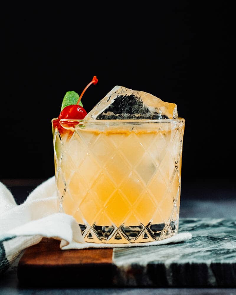 Whiskey sour with lime