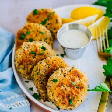 What to serve with crab cakes