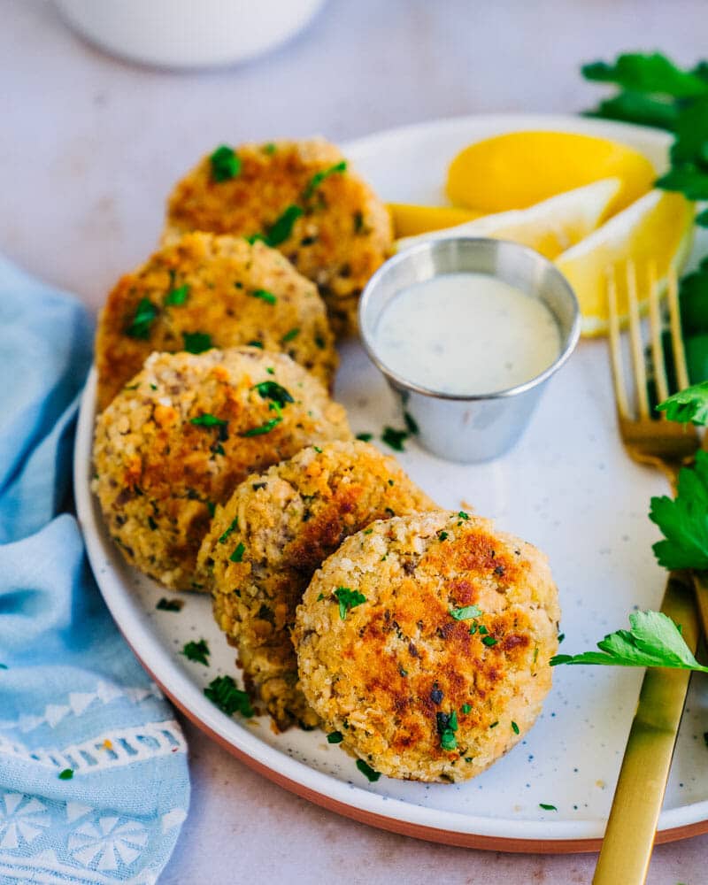 What to serve with crab cakes