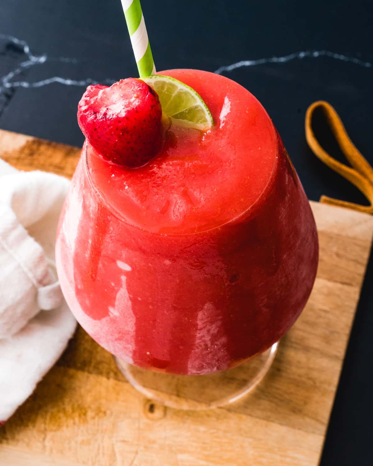 Šaldytų braškių Daiquiri su laimo ir braškių garnyru.